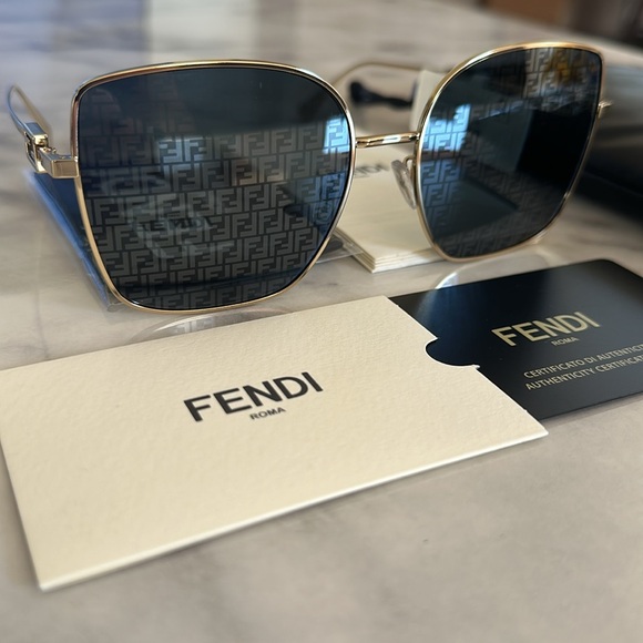 ✨FENDI✨ SUNGLASSES - Picture 4 of 9